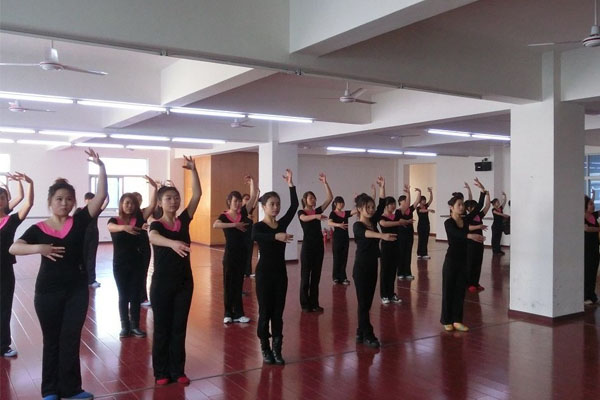 江西工业技工学校舞蹈排练